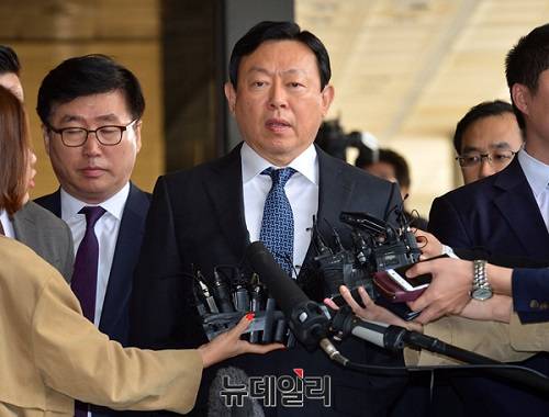 ▲ 7일 오전 검찰에 출석한 신동빈 롯데 회장이 기자들의 질문에 답하고 있다. ⓒ공준표 기자