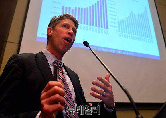 ▲ 보잉은 7일 서울 여의도 콘래드 호텔에서 국내 LCC의 향후 전망을 주제로 간담회를 진행했다. 대런 A. 헐스트 보잉상용기 동북아시아 마케팅 총괄이 국내 LCC 시장의 전망을 주제로 브리핑을 하고 있다.ⓒ공준표 기자