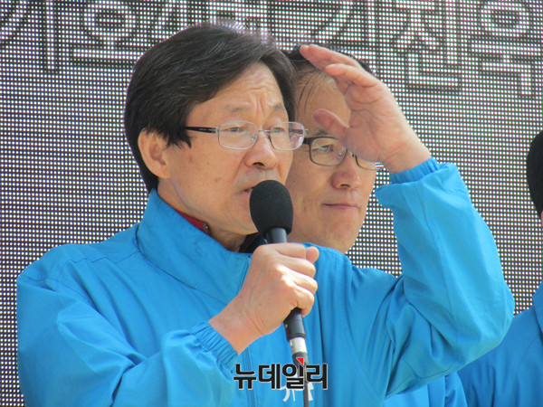 ▲ 바른정당 김진욱 후보가 8일 오전 경북 의성염매시장에서 자유한국당 김재원 후보의 이른바 보좌진 급여 횡령 의혹을 강도높게 공박하고 있다. ⓒ의성(경북)=뉴데일리 정도원 기자