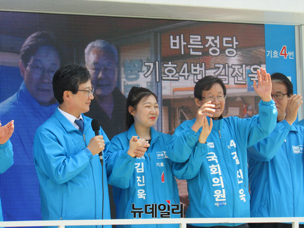 ▲ 바른정당 김진욱 후보가 8일 오전 경북 의성염매시장에서 유승민 대선후보, 자신의 딸과 손을 맞잡고 지지를 호소하고 있다. ⓒ의성(경북)=뉴데일리 정도원 기자