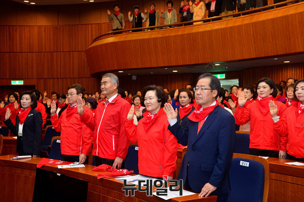 ▲ 자유한국당 홍준표 후보가 8일 여성본부 발대식 및 필승대회에 참석했다. 왼쪽으로 나경원 의원, 이철우 사무총장이 보인다. 홍 후보의 오른쪽은 윤종필 의원이다. 그는 중앙선대위 여성본부장을 맡고 있다. ⓒ뉴데일리 공준표 기자