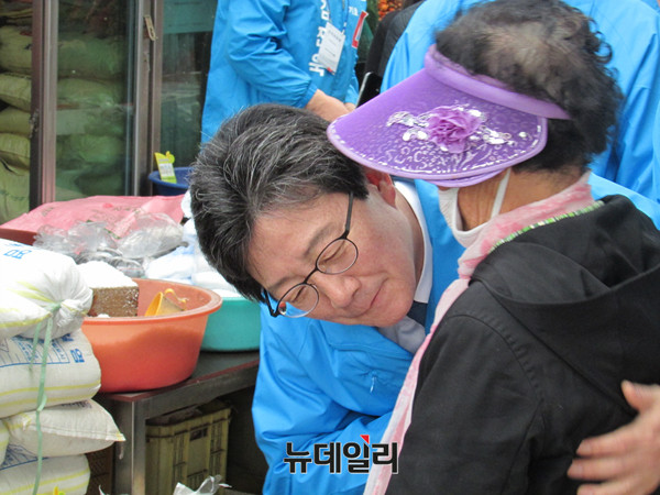 ▲ 바른정당 유승민 후보가 8일 오전 경북 청송군 진보면 진보시장에서 장을 보러 나온 지역주민을 감싸안고 있다. ⓒ청송(경북)=뉴데일리 정도원 기자