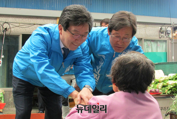 ▲ 바른정당의 대선 후보인 유승민 후보와 4·12 국회의원 재선거에 출마한 김진욱 후보가 8일 오전 경북 청송군 진보면 진보시장에서 좌판을 깔고 앉은 노파에 악수를 청하고 있다. ⓒ청송(경북)=뉴데일리 정도원 기자