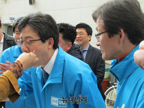 ▲ 바른정당의 대선 후보인 유승민 후보가 8일 오전 경북 청송 진보면의 진보시장 객주두부 앞에서 두부김치를 먹고 있는 모습을 4·12 국회의원 재선거에 출마한 같은 당 김진욱 후보가 바라보고 있다. ⓒ청송(경북)=뉴데일리 정도원 기자