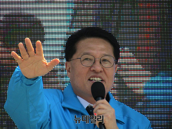 ▲ 바른정당 정운천 전 최고위원이 8일 오전 경북 의성염매시장에서 유승민 대선 후보와 김진욱 국회의원 재선거 후보의 지원유세를 하고 있다. ⓒ의성(경북)=뉴데일리 정도원 기자