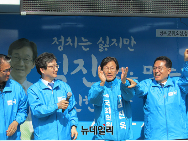 ▲ 바른정당 정운천 전 최고위원이 8일 오전 경북 청송군 진보면의 진보시장에서 유승민 대선 후보, 김진욱 국회의원 재선거 후보와 집중유세를 하고 있다. ⓒ청송(경북)=뉴데일리 정도원 기자