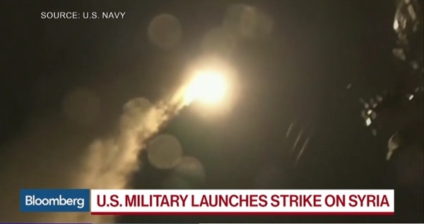 美해군 이지스 구축함이 시리아 알 아사드 정권의 공군기지를 향해 59발의 토마호크 순항미사일 공격을 단행한 것과 관련된 美'블룸버그' 보도영상 일부.ⓒ美'블룸버그' 보도영상 캡쳐