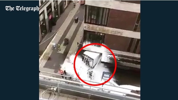 ▲ 스웨덴 수도 스톡홀름 시내에서 7일(현지시간) 시민들을 노린 트럭 돌진 테러가 발생해 최소 4명이 숨지고 15명이 다쳤다. 사진은 아흘렌스 백화점 건물을 향해 돌진한 후 멈춰선 해당 트럭.ⓒ英'텔레그래프' 보도영상 캡쳐