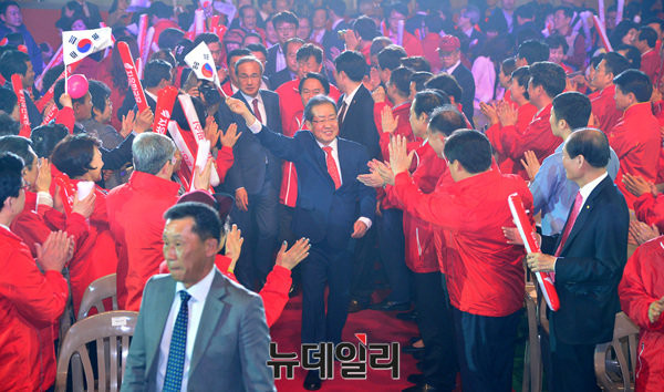 ▲ 자유한국당 홍준표 후보. 그는 8일 태극기를 들고 입장했다. ⓒ뉴데일리 공준표 기자