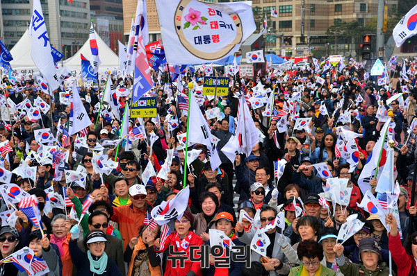 ▲ '대통령 탄핵무효 국민저항총궐기 운동본부(국민저항본부)'는 8일 서울 덕수궁 대한문 앞에서 '제5차 탄핵무효 국민저항 총궐기 국민대회'를 열었다. ⓒ 뉴데일리 공준표 기자