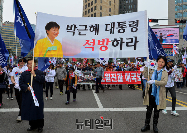 ▲ 대통령 탄핵무효 국민총궐기 운동본부(국민저항본부)는 8일 오후2시 서울 덕수궁 대한문 앞에서 '5차 탄핵무효 국민저항 총궐기 국민대회'와 함께 '박근혜 전 대통령 석방 촉구' 가두행진을 벌였다. ⓒ뉴데일리 공준표 기자