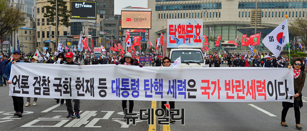 ▲ 태극기집회에 참석해 가두행진을 벌이는 시민들. ⓒ뉴데일리 공준표 기자