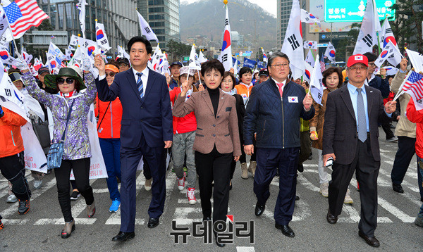 ▲ '박근혜 전 대통령 석방'을 외치며 가두행진을 벌이는 정미홍 더코칭 그룹 대표와 조원진 자유한국당 의원. ⓒ뉴데일리 공준표 기자