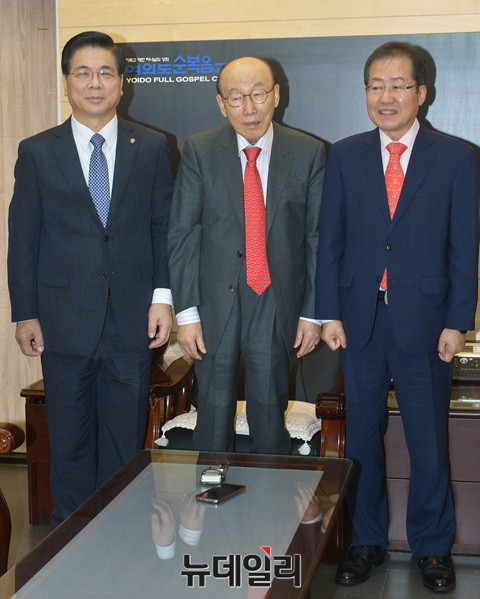 ▲ 왼쪽부터 이영훈 여의도순복음교회 담임목사, 조용기 원로목사, 홍준표 자유한국당 대선후보 ⓒ 뉴데일리 공준표