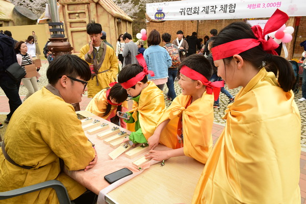 ▲ 올해 고령대가야축제가 30만 관광객이 다녀가는 등 성황리에 마감됐다. 사진은 어린이가 축제에서 체험하는 모습.ⓒ고령군