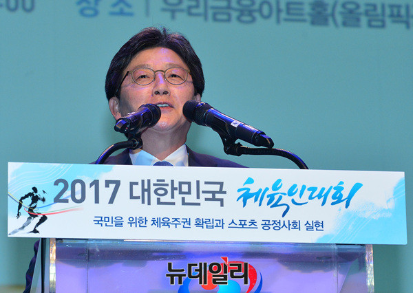 ▲ 유승민 바른정당 대선후보가 2017 대한민국 체육인대회 결의문을 들어 보이고 있다 ⓒ 뉴데일리 공준표