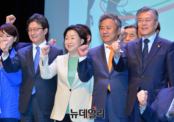 ▲ 왼쪽부터 유승민 바른정당, 심상정 정의당 대선후보, 이기흥 대한체육회장, 문재인 더불어민주당 대선후보 ⓒ 뉴데일리 공준표