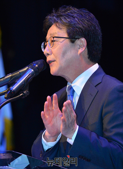 ▲ 왼쪽부터 유승민 바른정당, 심상정 정의당 대선후보, 이기흥 대한체육회장, 문재인 더불어민주당 대선후보 ⓒ 뉴데일리 공준표