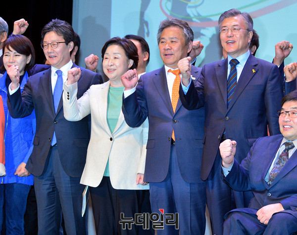 ▲ 왼쪽부터 유승민 바른정당, 심상정 정의당 대선후보, 이기흥 대한체육회장, 문재인 더불어민주당 대선후보 ⓒ 뉴데일리 공준표