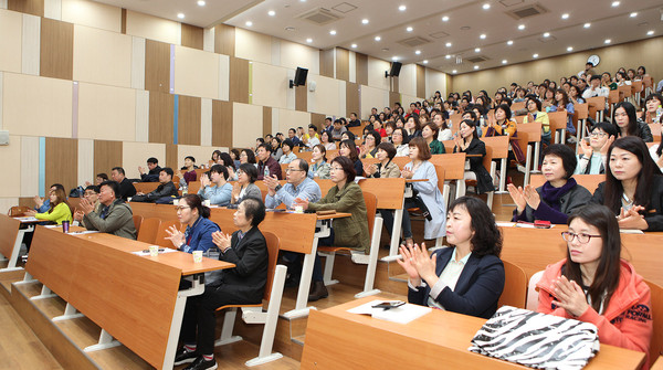 ▲ 영진사이버대 지난 8일 부산 경성대 건학기념관에서 부산‧경남 재학생들이 참여하는 남부권 통합 오프라인 수업을 개최했다. 사진은 오프라인 수업 개강식에 참석한 이 대학 부산‧경남 재학생들의 모습.ⓒ영진사이버대