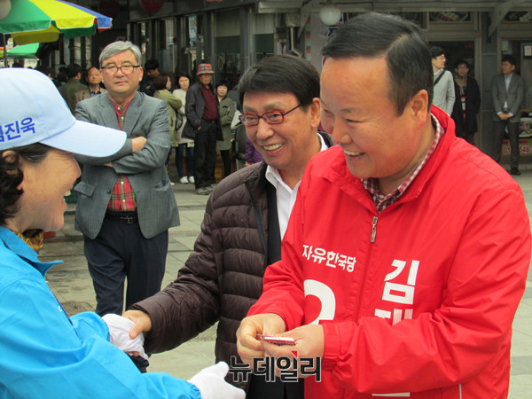 ▲ 자유한국당 김재원 후보가 9일 경북 청송시장에서 바른정당 김진욱 후보의 선거운동원과 환하게 웃으며 서로 인사를 나누고 있다. ⓒ청송(경북)=뉴데일리 정도원 기자