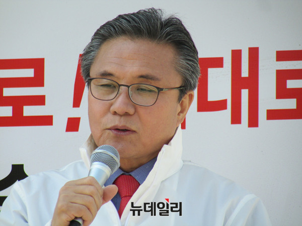 ▲ 무소속 성윤환 후보(사진)는 9일 오후 경북 상주에서 본지와 긴급 인터뷰를 갖고 4·12 재선거 현안에 관한 입장을 가감없이 밝혔다. ⓒ의성(경북)=뉴데일리 정도원 기자