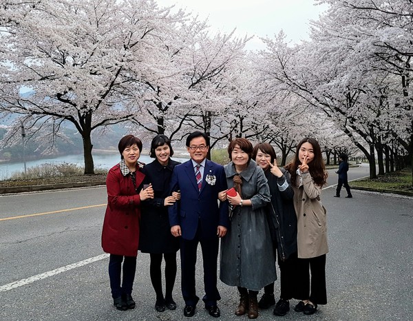 ▲ 백선기 칠곡군수(중간)가 지난 6일 파미힐스CC에서 여성공무원들과 벚꽃데이트를 하고 소통의 자리를 만들었다.ⓒ칠곡군