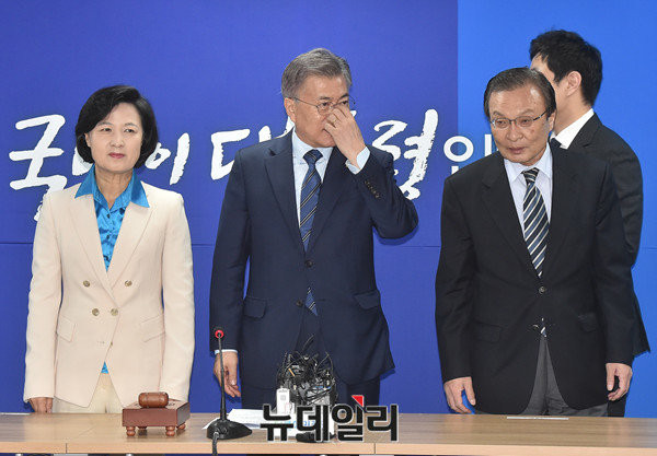 ▲ (왼쪽부터) 민주당 국민주권선거대책위원회의에 참석한 추미애 대표와 문재인 대선후보, 이해찬 공동위원장.-이종현 기자