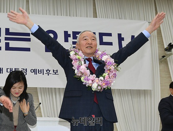 ▲ 19대 대통령 선거에 무소속으로 도전장을 내던진 남재준 후보가 “대선 레이스를 반드시 완주 할 것”이라고 10일 밝혔다.. 사진은 지난 3월 24일 오전 서울 용산구 전쟁기념관 내 뮤지엄웨딩홀에서 열린 남재준 예비후보 대선출마 선언식 자료사진.ⓒ뉴데일리 DB