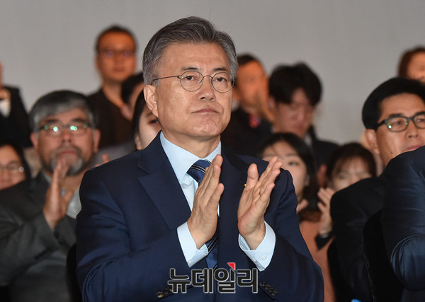 ▲ 문재인 더불어민주당 대선후보가 10일 오전 서울 여의도 중소기업중앙회에서 열린 강연회에 참석해 박수를 치고 있다.ⓒ뉴데일리 이종현