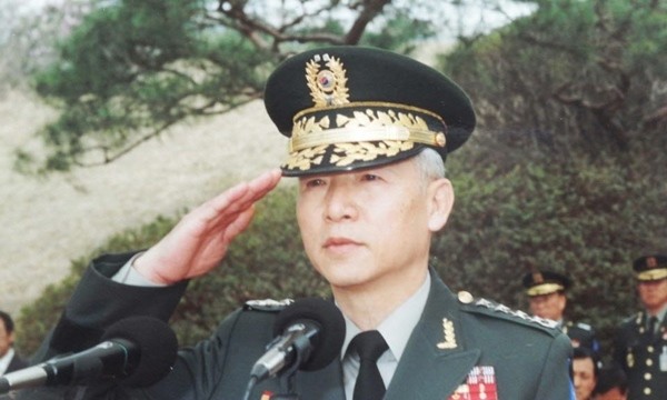 ▲ 남재준 대선후보는 북한이 화학무기 공격을 할 시 한국은 전혀 대비태세가 돼 있지 않아 회복 불가능한 타격을 입을 것이라고 지적했다. 사진은 육군참모 총장 시절 남재준 후보의 모습.ⓒ남재준 대선캠프 제공