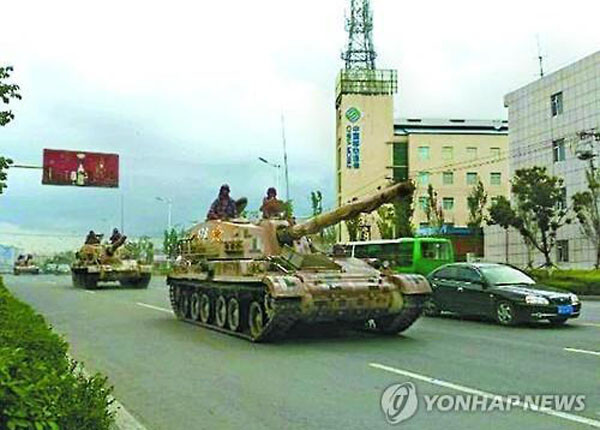 ▲ 日산케이 신문이 지난 9일 "중국 내에서 대규모 병력이 北압록강으로 이동하기 시작했다"고 보도했다. 하지만 韓'연합뉴스'는 이 보도에 의문을 표시했다. 사진은 2015년 8월 中-北 국경에 중공군 병력이 배치됐다는 홍콩 '빈과일보' 보도사진. ⓒ연합뉴스. 무단전재 및 재배포 금지.