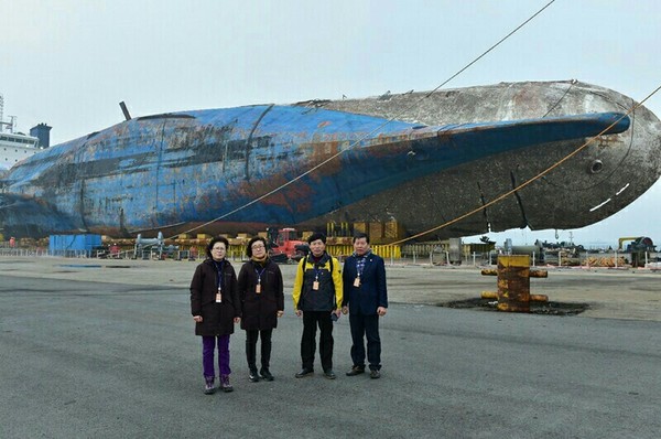 ▲ 안산시의원 4명이 목포신항에 접안한 세월호 앞에서 사진을 찍고 있는 모습.ⓒ국민의당 공보실 제공