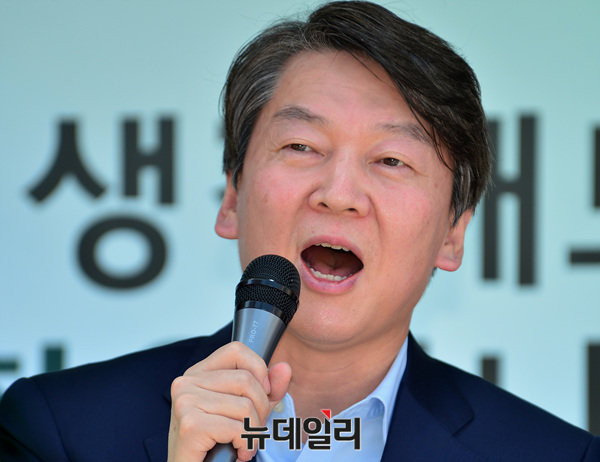 ▲ 국민의당 안철수 대선후보가 10일 하남시장 보궐선거에 출마한 유형욱 후보의 지원 유세를 하고 있고 있다. ⓒ하남=뉴데일리 공준표 기자