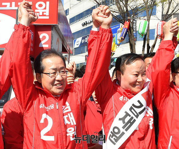 ▲ 자유한국당의 대선 후보인 홍준표 후보가 정식으로 대통령선거 예비후보로 등록한 뒤 첫 행보로 10일 오후 경북 상주를 찾아 이 지역 국회의원 재선거에 출마한 김재원 후보의 지원유세를 펼쳤다. ⓒ상주(경북)=뉴데일리 정상윤 기자