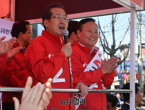 ▲ 자유한국당의 대선 후보인 홍준표 후보가 정식으로 대통령선거 예비후보로 등록한 뒤 첫 행보로 10일 오후 경북 상주를 찾아 이 지역 국회의원 재선거에 출마한 김재원 후보의 지원유세를 펼쳤다. ⓒ상주(경북)=뉴데일리 정상윤 기자
