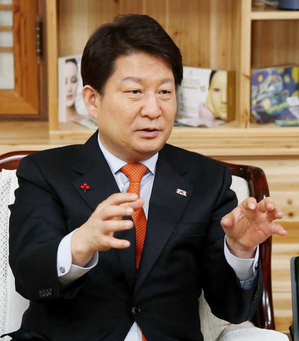 ▲ 권영진 대구시장이 지난 10일 확대간부회의를 통해 현재 선거양상을 보면 대구‧경북지역 표심의 향배가 이번 대선 성패를 가름할 것”이라고 밝혔다.ⓒ대구시