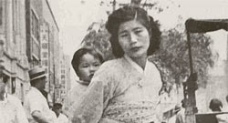 ▲ 아기를 맡길 곳이 없어 업고 다니며 영화를 찍던 박남옥 감독 모습.  ⓒ 여성영화인모임