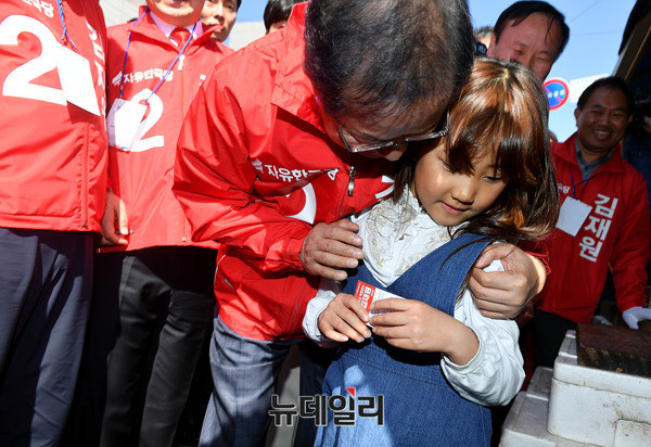 ▲ 자유한국당의 대선 후보인 홍준표 후보는 10일 오후 국회의원 재선거를 앞두고 있는 경북 상주를 찾았다. ⓒ상주(경북)=뉴데일리 정상윤 기자
