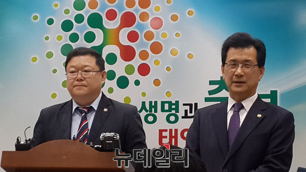 ▲ 이시종 충북도지사(오른쪽)와 허건식 전문위원이 10일 도청에서 유럽 스포츠외교 방문 성과를 밝히고 있다.ⓒ김종혁 기자