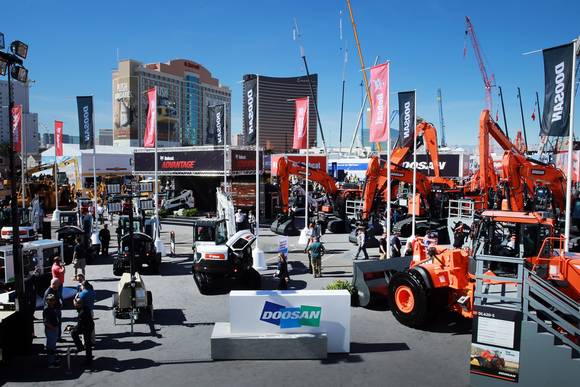 ▲ 두산인프라코어와 두산밥캣이 지난 3월 미국 라스베이거스에서 열린 북미최대 건설장비 전시회 ‘콘엑스포(ConExpo) 2017’에 참가한 모습.ⓒ두산인프라코어