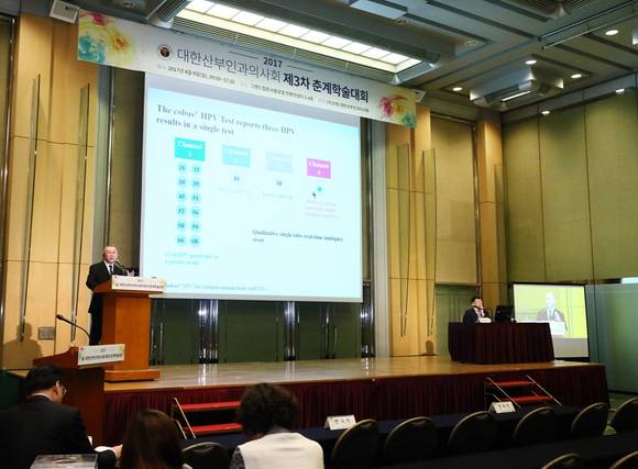 ▲ 싱가포르 종합병원 테이 선 쿠이 교수는 대한산부인과의사회 학술대회서 HPV 검사의 필요성을 강조했다 ⓒ한국로슈진단