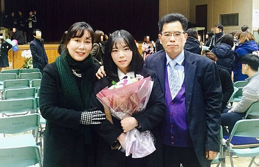 ▲ 양지나 학생(가운데)과 가족들. ⓒ삼육대