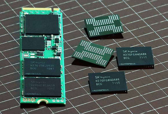 ▲ SK하이닉스가 개발한 72단 3D 낸드 칩(오른쪽)과 이를 적용해 개발 중인 1TB SSD(왼쪽) 모습. ⓒSK하이닉스