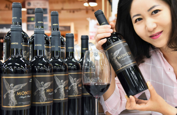 ▲ 10일 서울 등촌동 홈플러스 강서점에서 모델이 ‘몬테스 엔젤스 시크릿 까베네쇼비뇽’ 와인을 선보이고 있다. ⓒ홈플러스