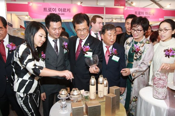 ▲ 지난해 오송화장품뷰티산업엑스포 개막식에서 이시종 충북도지사가 제품을 들어보고 있다.ⓒ충북도