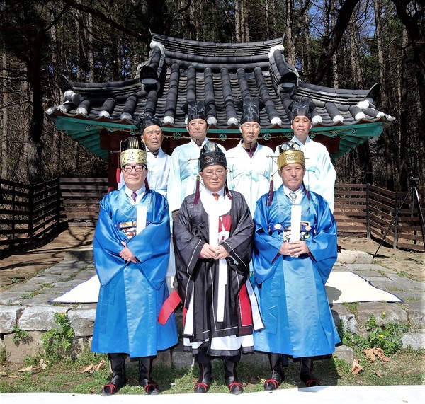 ▲ 김대열 단양문화원장(왼쪽부터), 류한우 단양군수, 조선희 단양군의장이 마을의 안녕을 비는 춘계 죽령산신제를 올리고 기념촬영을 하고 있다.ⓒ단양군