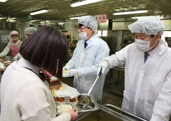 ▲ 이근규 시장(가운데)과 장병석 제천교육장이 제천동중학교서 급식 점검을 마친 후 점심배식을 하고 있다.ⓒ제천시