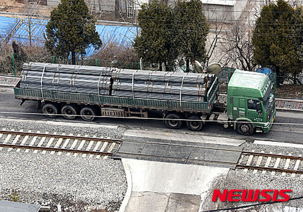 ▲ 최근 중국과 북한 국경을 통과할 때 中세관의 검문검색이 강화됐고, 中은행들이 북한인에게는 계좌개설을 거절하고 있다고 美자유아시아방송이 중국 소식통들을 인용해 보도했다. 사진은 2016년 3월 2일 中단둥 세관을 통과하는 화물차. ⓒ뉴시스. 무단전재 및 재배포 금지.