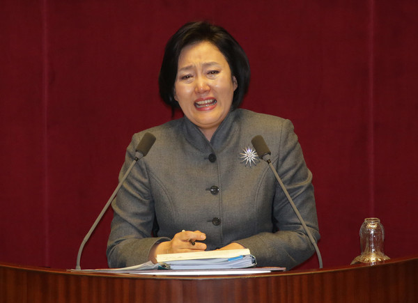 ▲ 더불어민주당 박영선 의원이 테러방지법 통과 저지를 위한 무제한 토론에서 눈물을 흘리며 발언하고 있다.ⓒ뉴시스